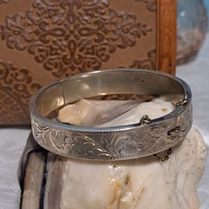 Vintage.Siam Silver etched hinged bangle with safety clasp push lock beautiful